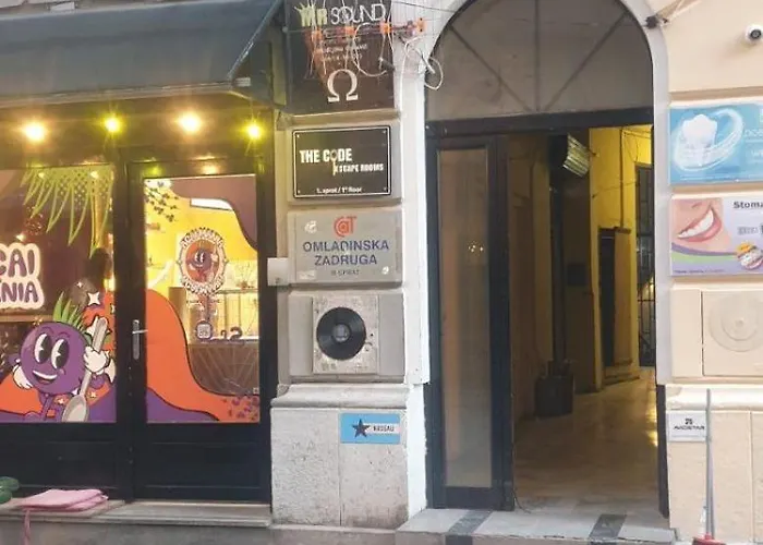 Premium Center Location アパート